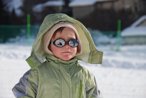 3 janvier 2013 - Thibault bien protégé du froid observe son frère en ski