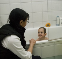 28 mars 2010 - Geneviève me donne le bain