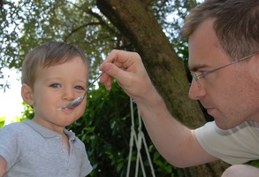 20 mai 2011 - Dans le jardin avec papa