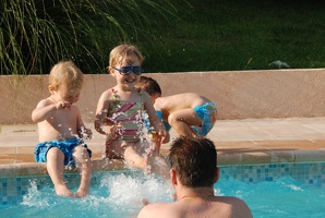 Le 14 août 2009 -  A notre piscine avec Charly et Alex